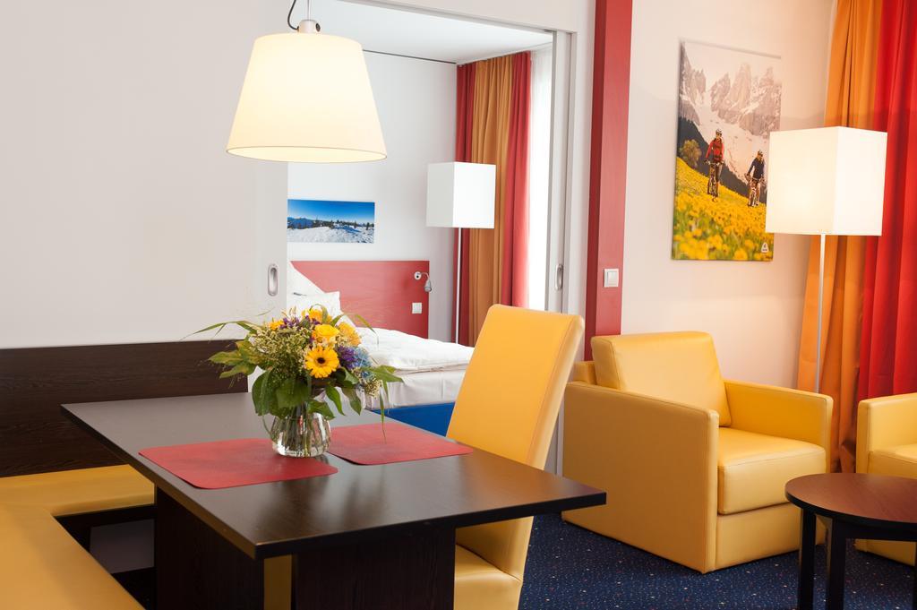 Stay2Munich Hotel&Serviced Apartments Brunnthal Exterior foto